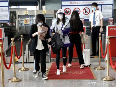 童谣穿冲锋衣配破洞裤又酷又美 帽子上的字母彰显时髦小“心机”
